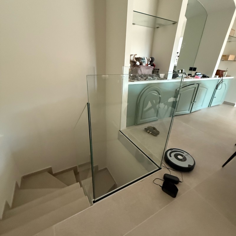 Réalisation d’un garde corps en verre pour sécuriser une trémie d’escalier dans une maison à Calas proche de Gardanne et d’Aix en Provence 