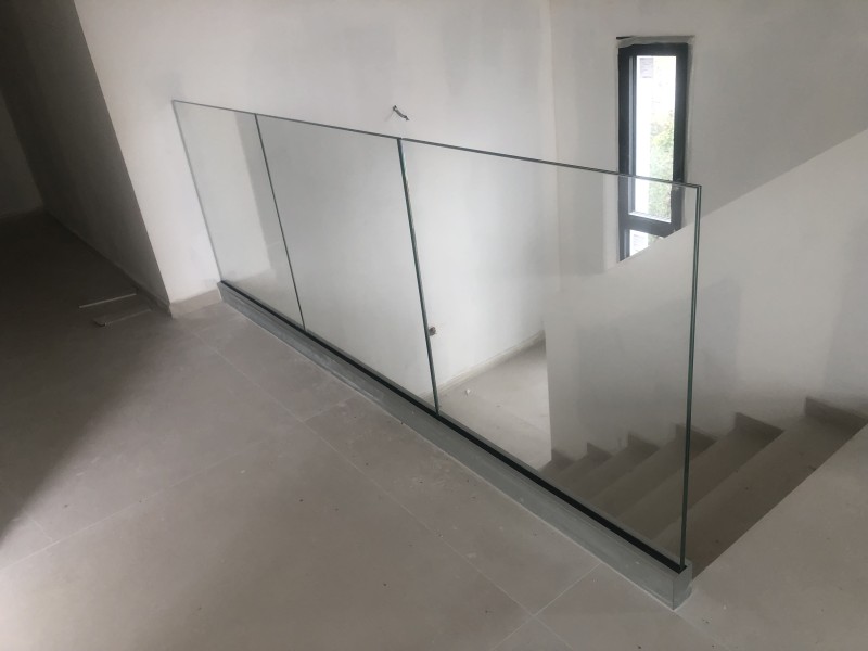 Garde-corps verre ou vitré sur un palier d’escalier à Aix-en-Provence dans les Bouches-du-Rhône