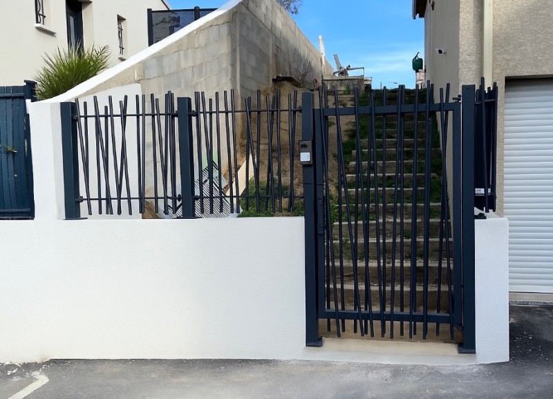 Fabrication et installation de grille de clôtures décoratives et portillon en ferronnerie sur mesure pour une entrée de maison à Peypin par artisan