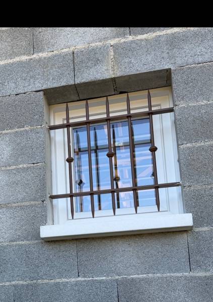Fabrication et installation sur mesure de grilles de défense pour fenêtres et fenêtres de salle d’eau à Velaux proche d'Aix-enProvence