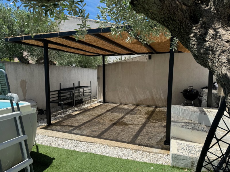 Fabrication et installation d’une pergola métallique avec voile d’ombrage coco sur une terrasse à Eguilles proche d’Aix en Provence