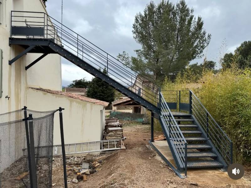 Installation d’un escalier de service sur mesure par artisan ferronnier à La Destrousse proche d’ Aubagne 