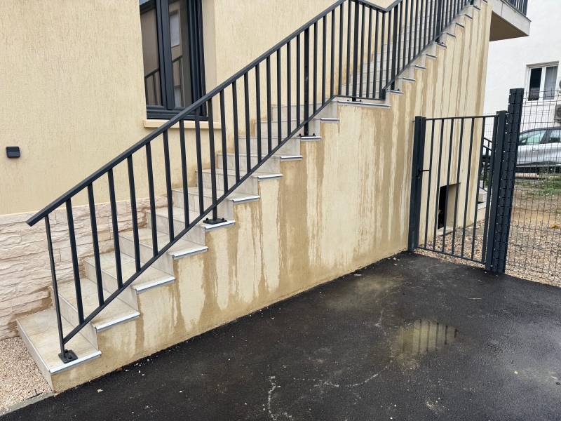Réalisation d’une rampe d’escalier et garde-corps sur mesure par artisan ferronnier à Gardanne