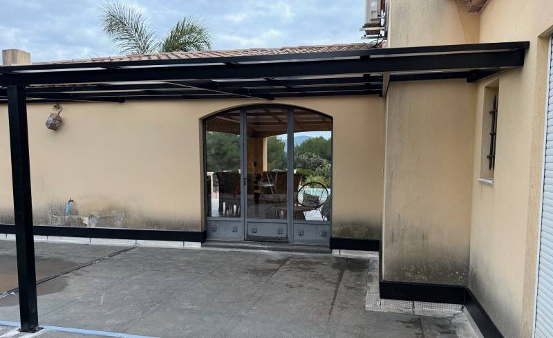 Auvents sur mesure en structure métallique thermolaquée avec couverture  en polycarbonate par artisan metallier à Auriol près d’Aubagne