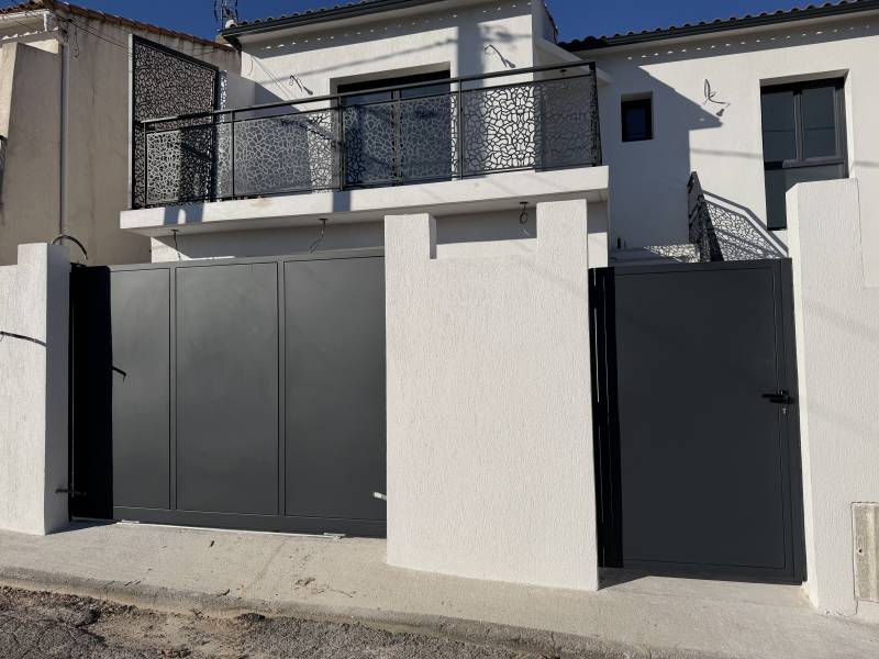 Portail coulissant en acier thermolaqué pour professionnels et particuliers par artisan à Auriol près d’Aubagne