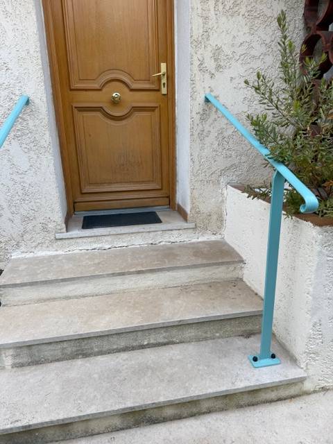 Fabrication et installation de mains courantes en acier thermolaqué sur mesure par artisan ferronnier à Aix-en-Provence proche de Puyricard