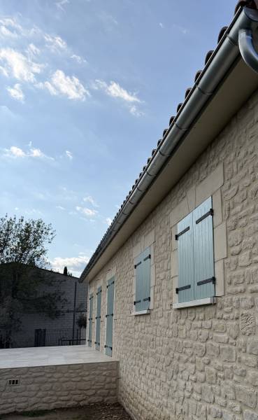 Habillage de débord de toiture avec gouttière et descente en zinc par artisan à Bouc-Bel-Air près d’Aix-en-Provence
