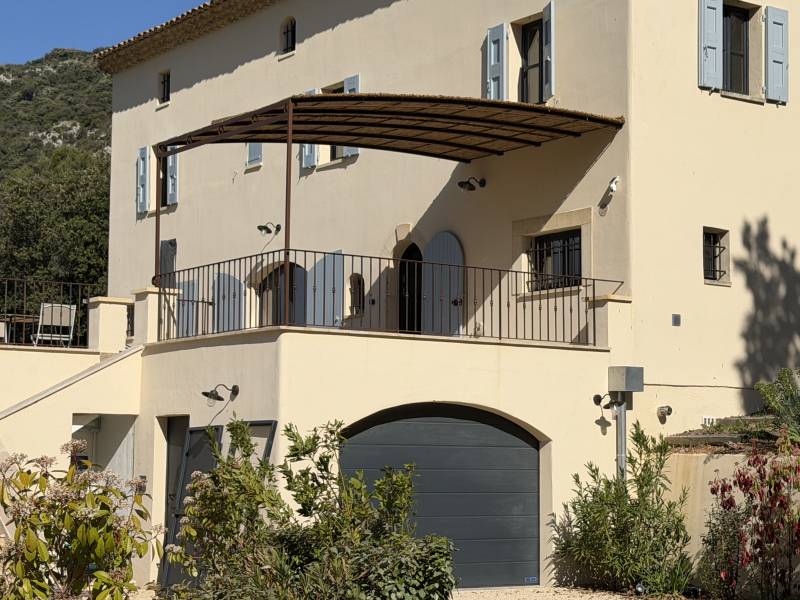 Installer une pergola haut de gamme en fer forgé sur mesure et finitions thermolaquage par artisan ferronnier à Vauvenargues et Aix-en-Provence