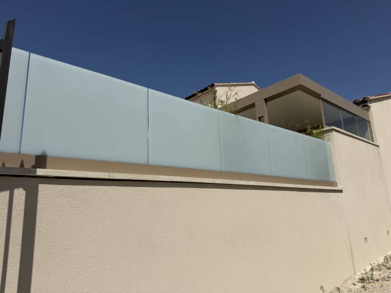 Spécialiste dans l'installation de garde-corps verre sur mesure en intérieur et extérieur pour terrasse, balcon, piscine et escalier à Cassis près d’Aubagne