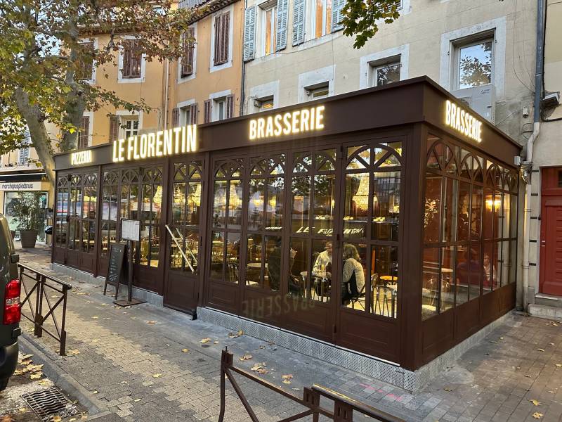 Fermeture d’une terrasse de restaurant en menuiserie acier à porte repliable haut de gamme par artisan à Aubagne et Aix-en-Provence et villes environnantes