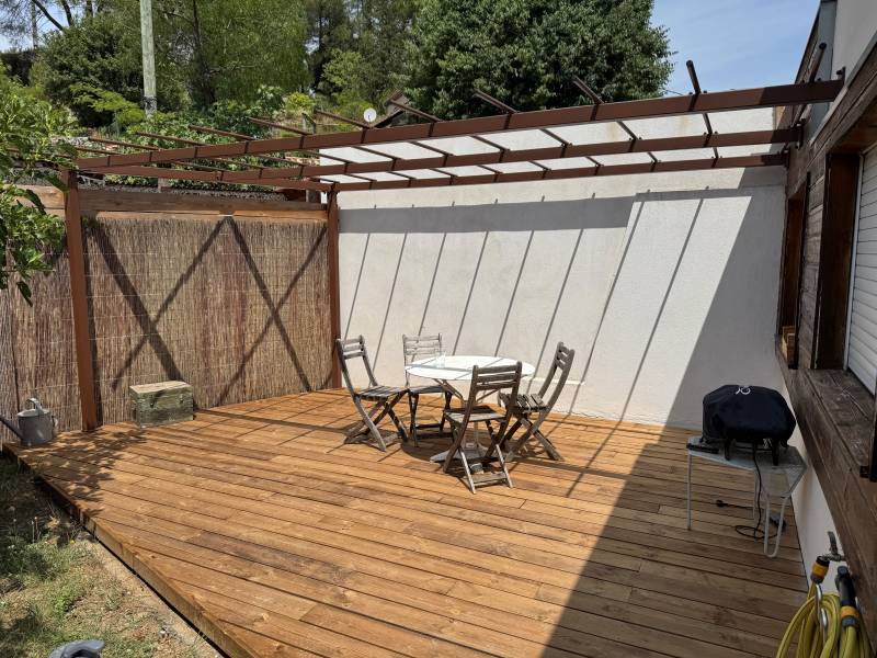Réalisation d’une pergola acier thermolaqué sur mesure pour coin ombragé à Fuveau proche d’Aix-en-Provence