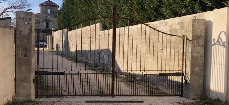Réalisation sur mesure d'un portail motorisé finition rouillée pour une entrée sur Les Pennes Mirabeau proche de Marseille