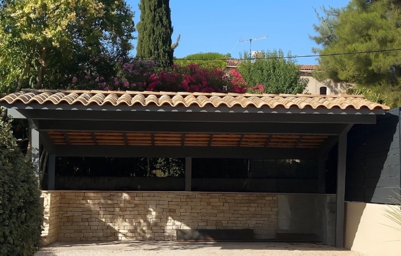 Fabrication et installation d’un abris voiture ou carport dans la cour d’une villa provençale à La Ciotat dans les Bouches du Rhône