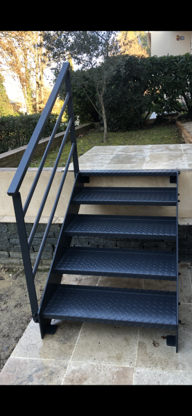 Réalisation et installation d'un escalier métallique sur mesure à Gréasque