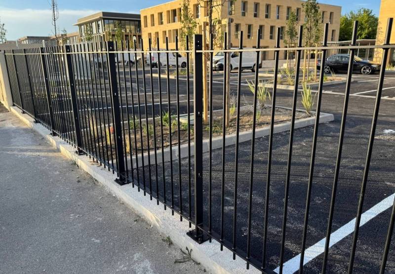 Clôture barreaudée acier thermolaqué noir pour sécuriser les espaces extérieurs d’un ensemble de bureaux sur Aix-les-Milles et Aix-en-Provence 