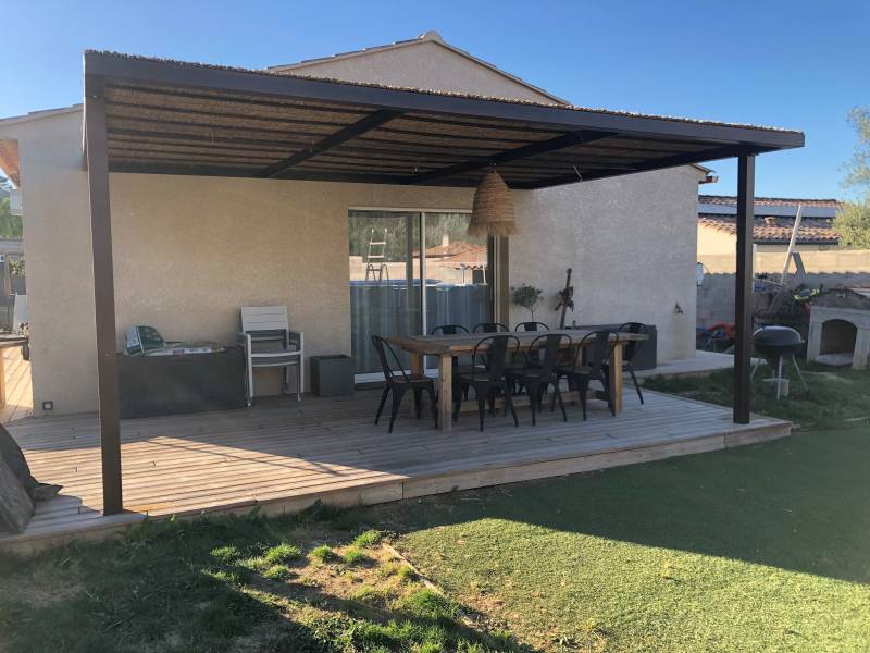 Pergola sur mesure en acier thermolaqué avec paillasse camarguaise sur une terras
