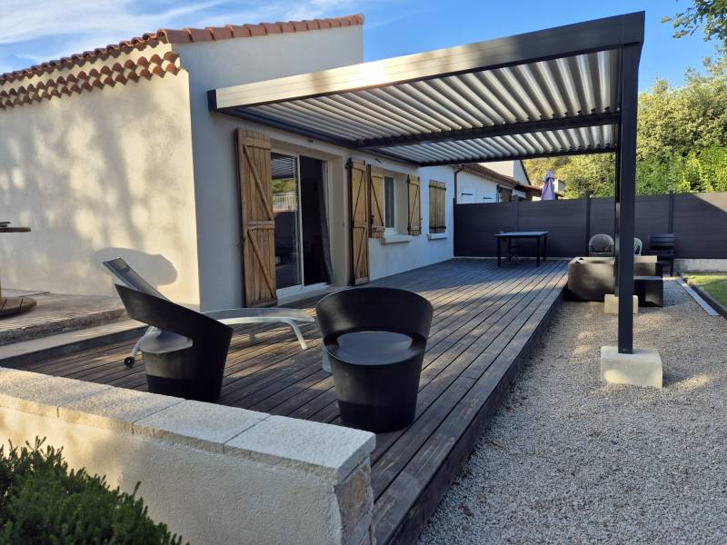 Installation de pergolas bioclimatiques avec lames orientables motorisées ou manuelles en aluminium pour terrasse à Meyreuil et Bouches du Rhône