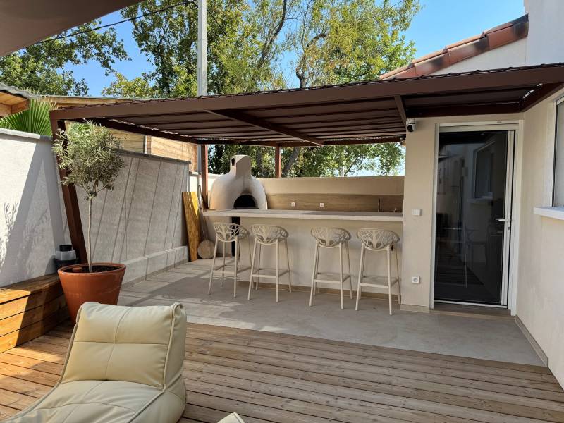 Pergola sur mesure en métal thermolaqué avec voile d’ombrage à La Bouilladisse proche d'Aubagne, fabrication et pose par artisan Ferronnier