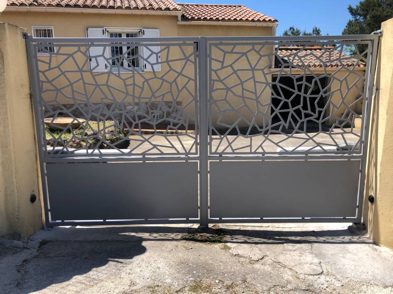 Fabrication de portails battants avec système de motorisation intégré pour entrée privative à Auriol près D'Aubagne