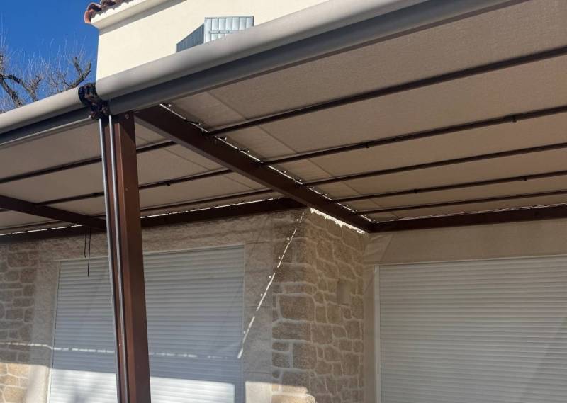 Pergola en acier sur mesure par artisan ferronnier avec voile micro-perforée et stores verticaux pour protection solaire à Gréasque près de La Bouilladisse